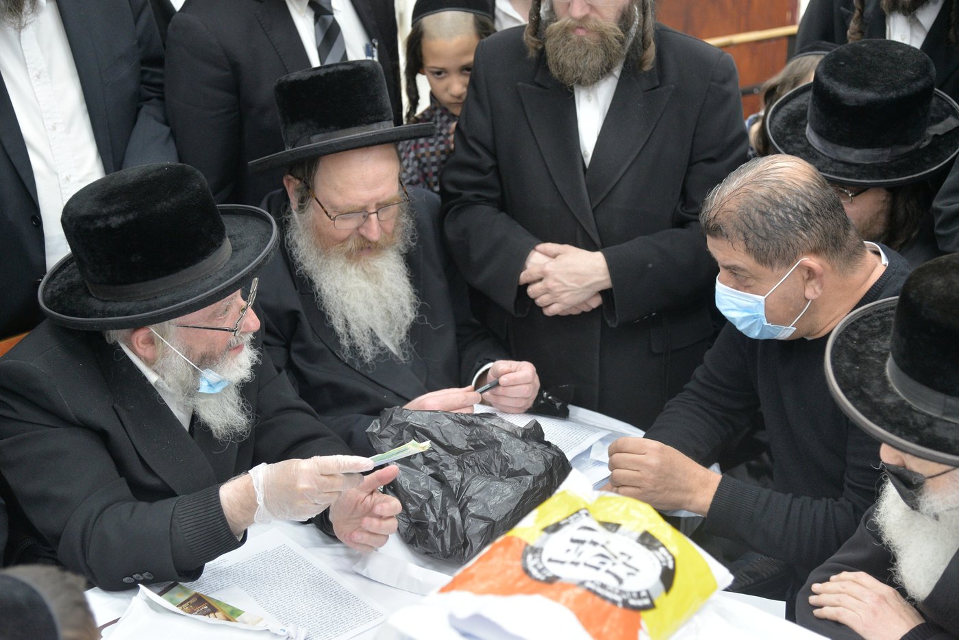 בהוראת רב העיר: פחי האשפה בביתר עילית נמכרו לגוי