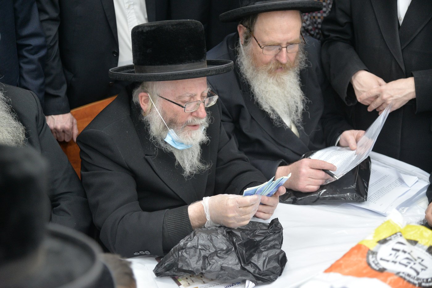 בהוראת רב העיר: פחי האשפה בביתר עילית נמכרו לגוי