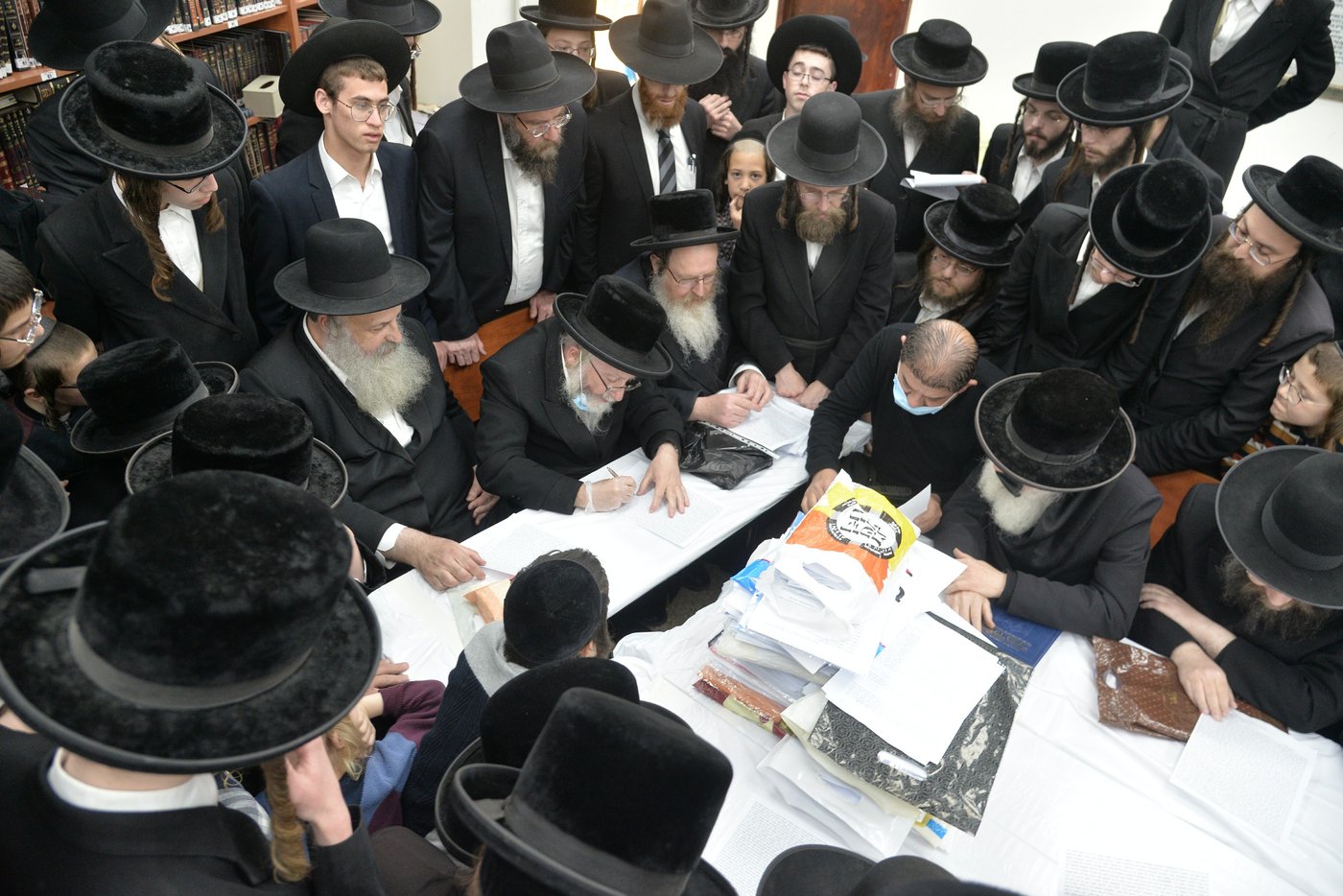 בהוראת רב העיר: פחי האשפה בביתר עילית נמכרו לגוי