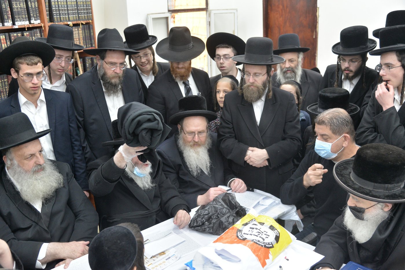 בהוראת רב העיר: פחי האשפה בביתר עילית נמכרו לגוי