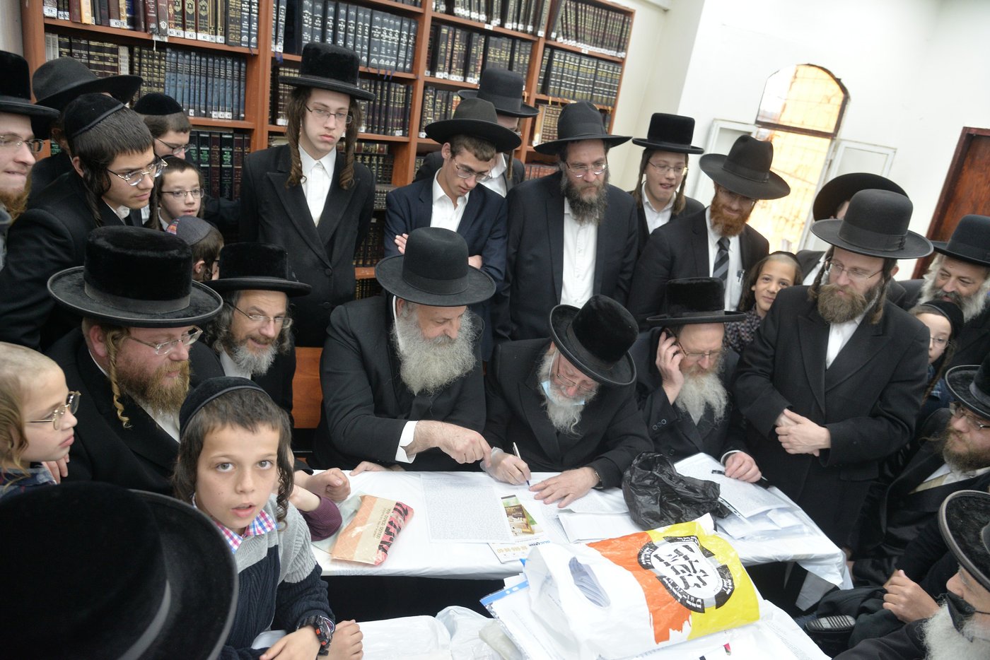 בהוראת רב העיר: פחי האשפה בביתר עילית נמכרו לגוי