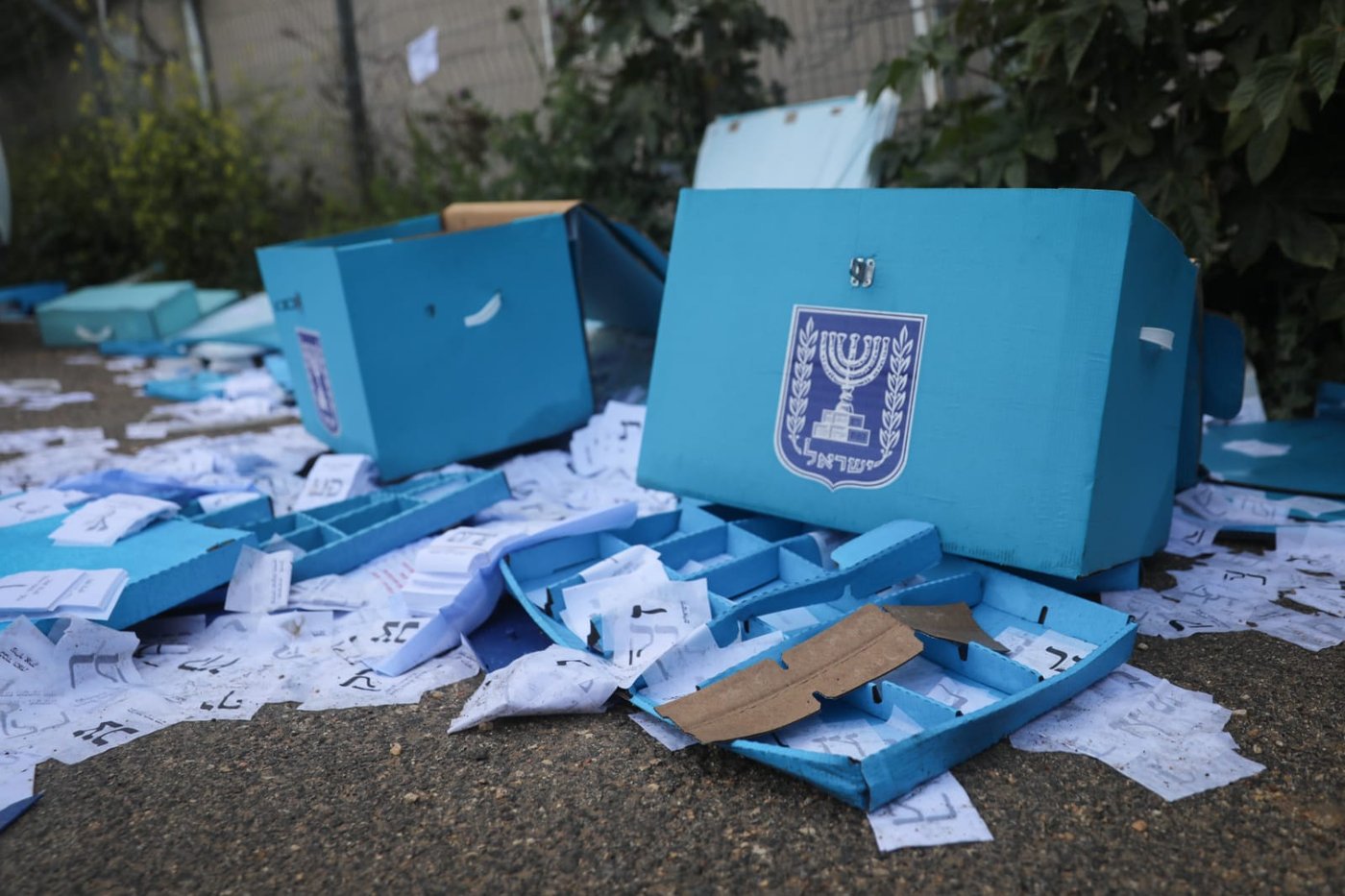 צפו: קלפיות ופתקי הצבעה זרוקים במתחם התחנה