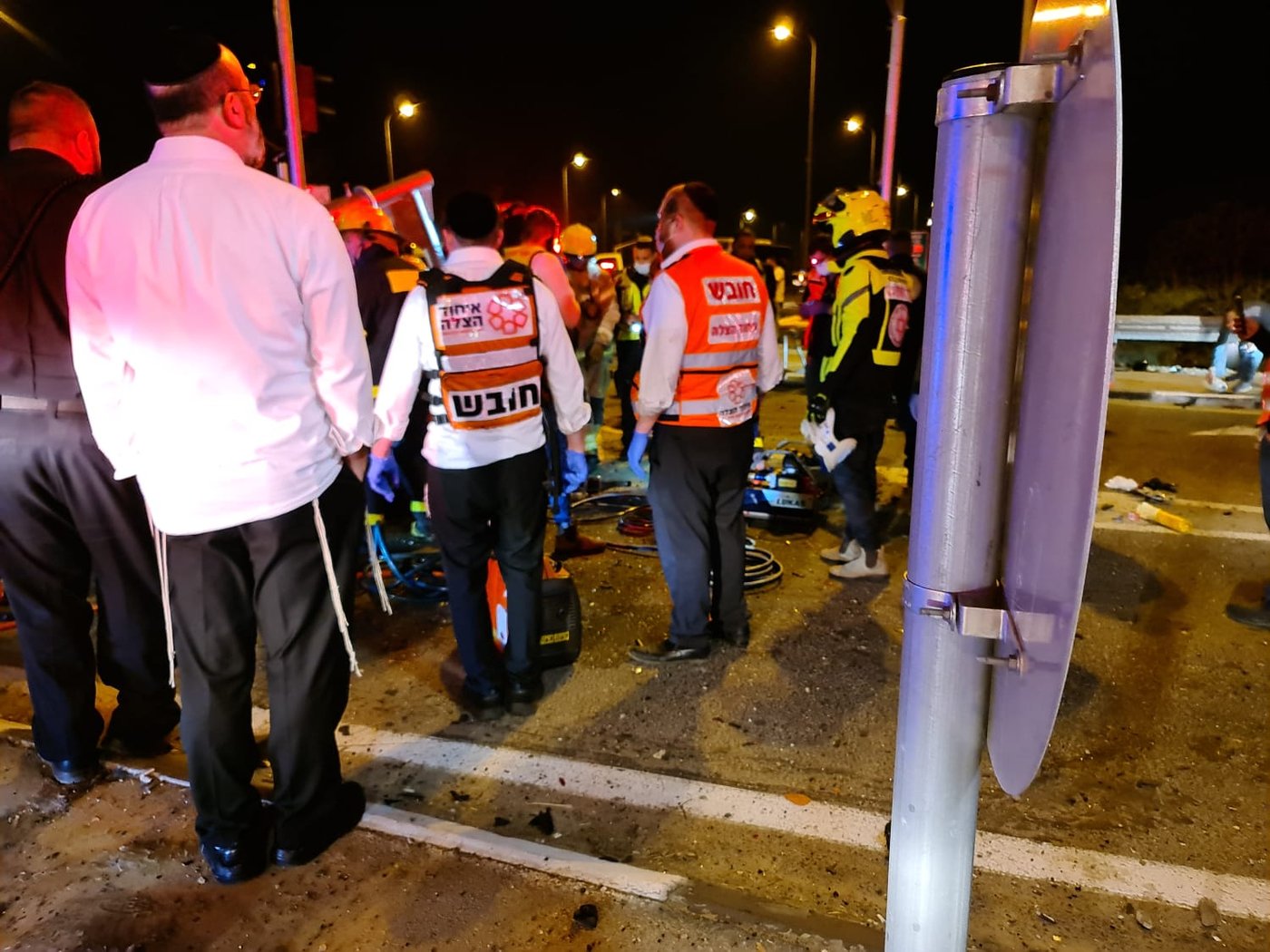צומת קוממיות: תאונה קשה; שלושה לכודים