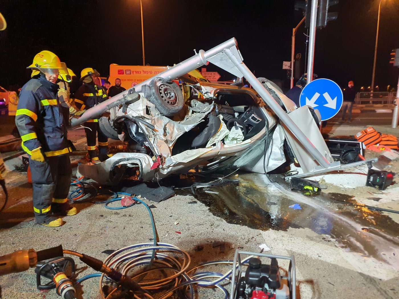 צומת קוממיות: תאונה קשה; שלושה לכודים