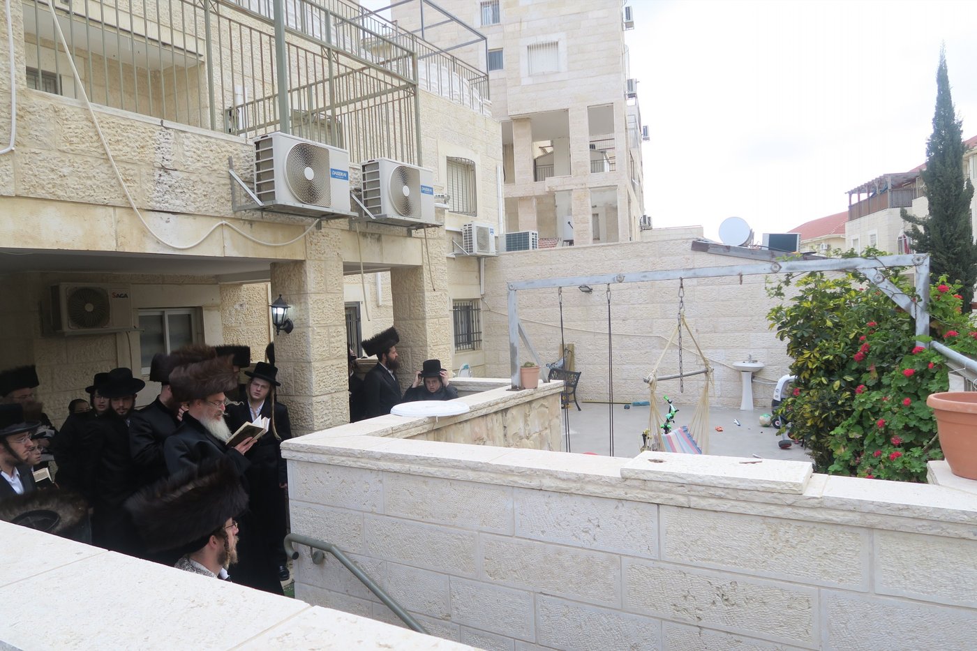 בביתר עילית: הרבי מהארנסטייפל בברכת האילנות