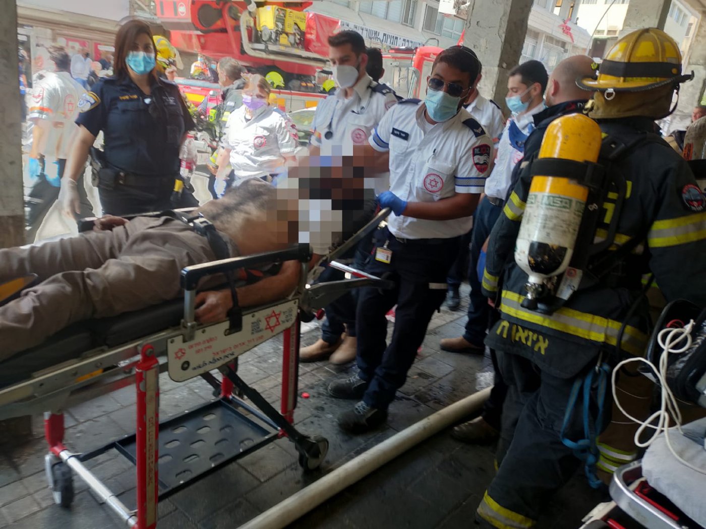 תיעוד דרמטי: האש פרצה, הדיירים איבדו הכרה