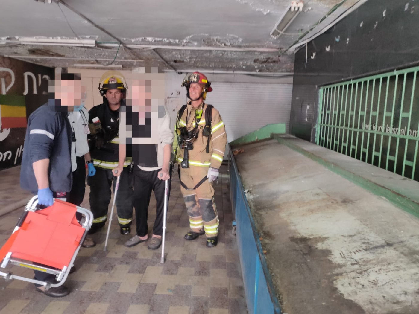 תיעוד דרמטי: האש פרצה, הדיירים איבדו הכרה