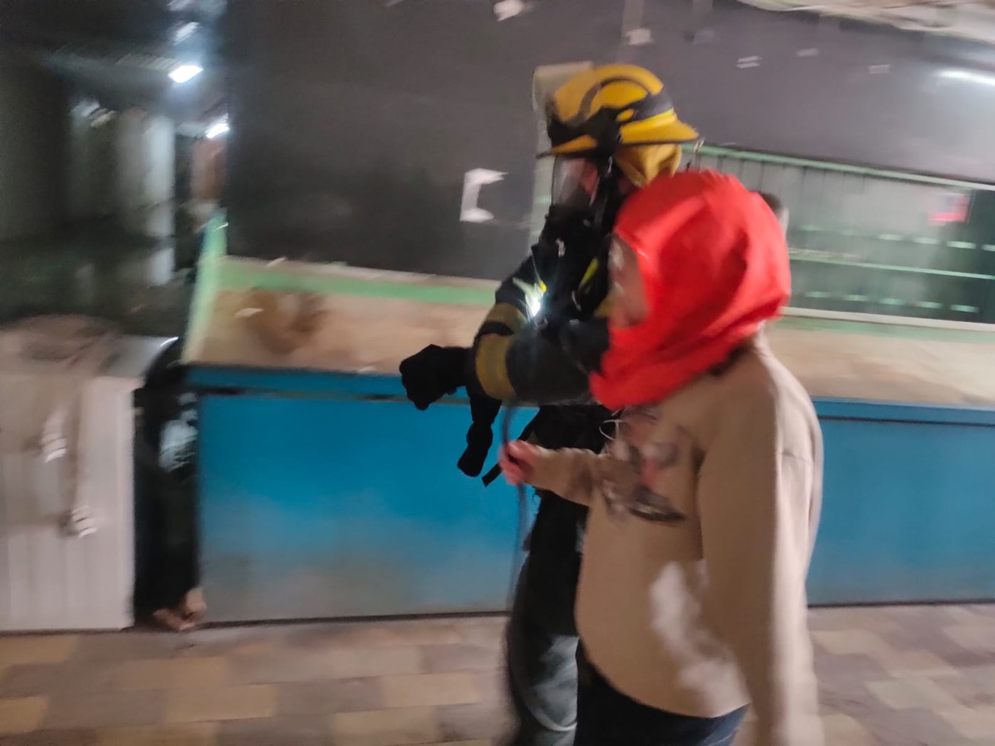 תיעוד דרמטי: האש פרצה, הדיירים איבדו הכרה