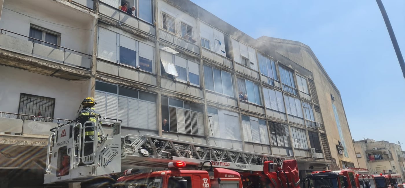 תיעוד דרמטי: האש פרצה, הדיירים איבדו הכרה