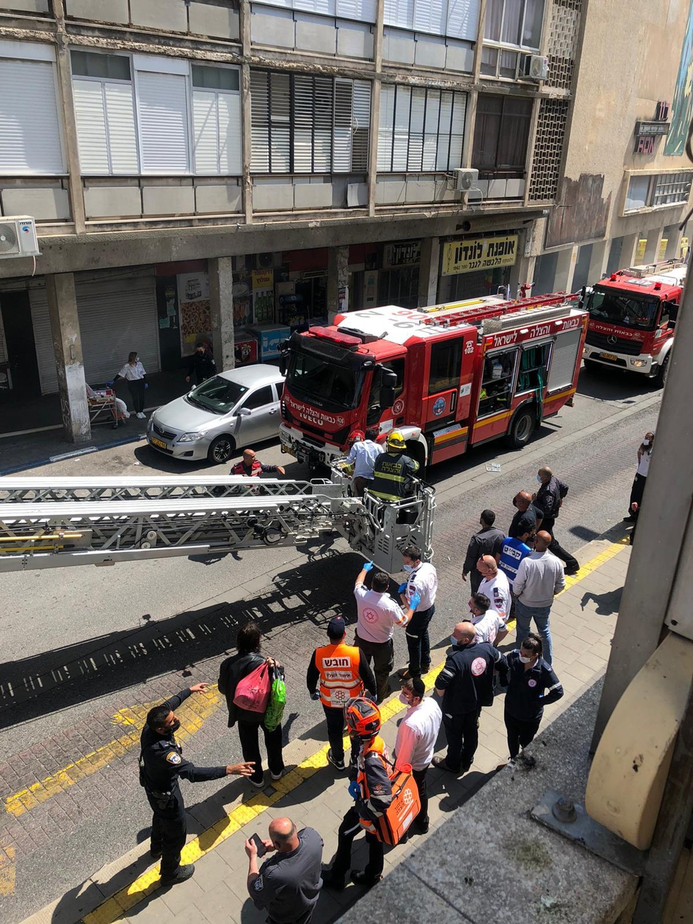 תיעוד דרמטי: האש פרצה, הדיירים איבדו הכרה