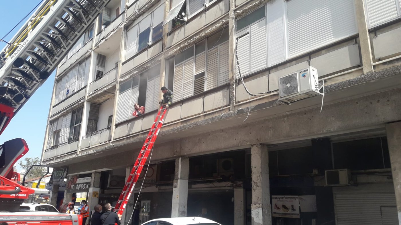 תיעוד דרמטי: האש פרצה, הדיירים איבדו הכרה