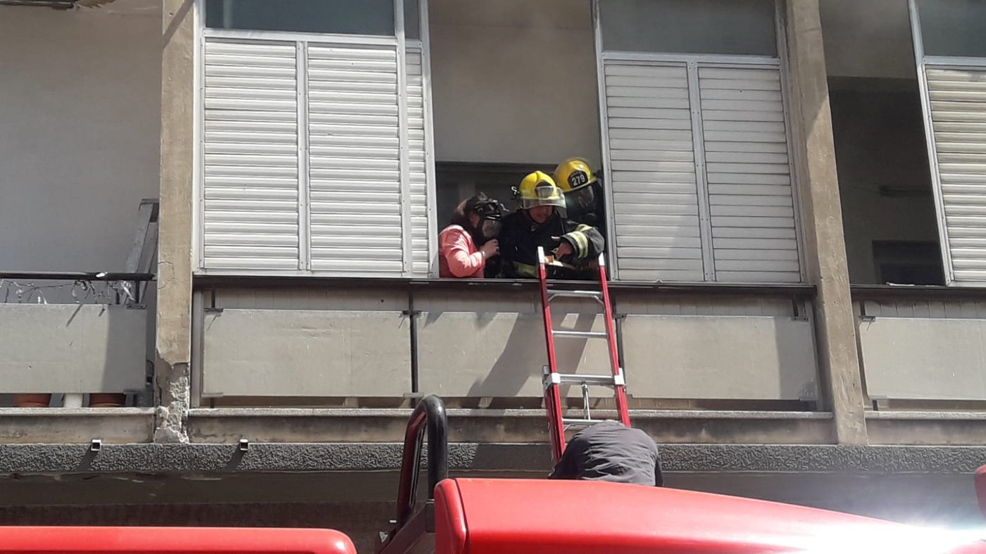 תיעוד דרמטי: האש פרצה, הדיירים איבדו הכרה