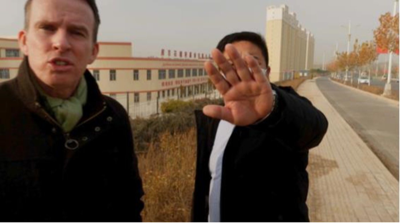 כתב BBC מנסה להכנס למחנה ללא הצלחה