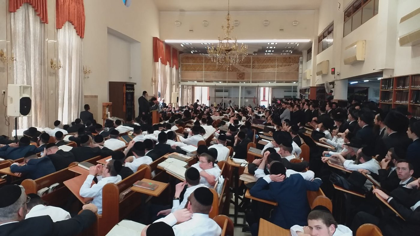 הגר"ש אלתר בשיעור במודיעין עילית, בחול המועד