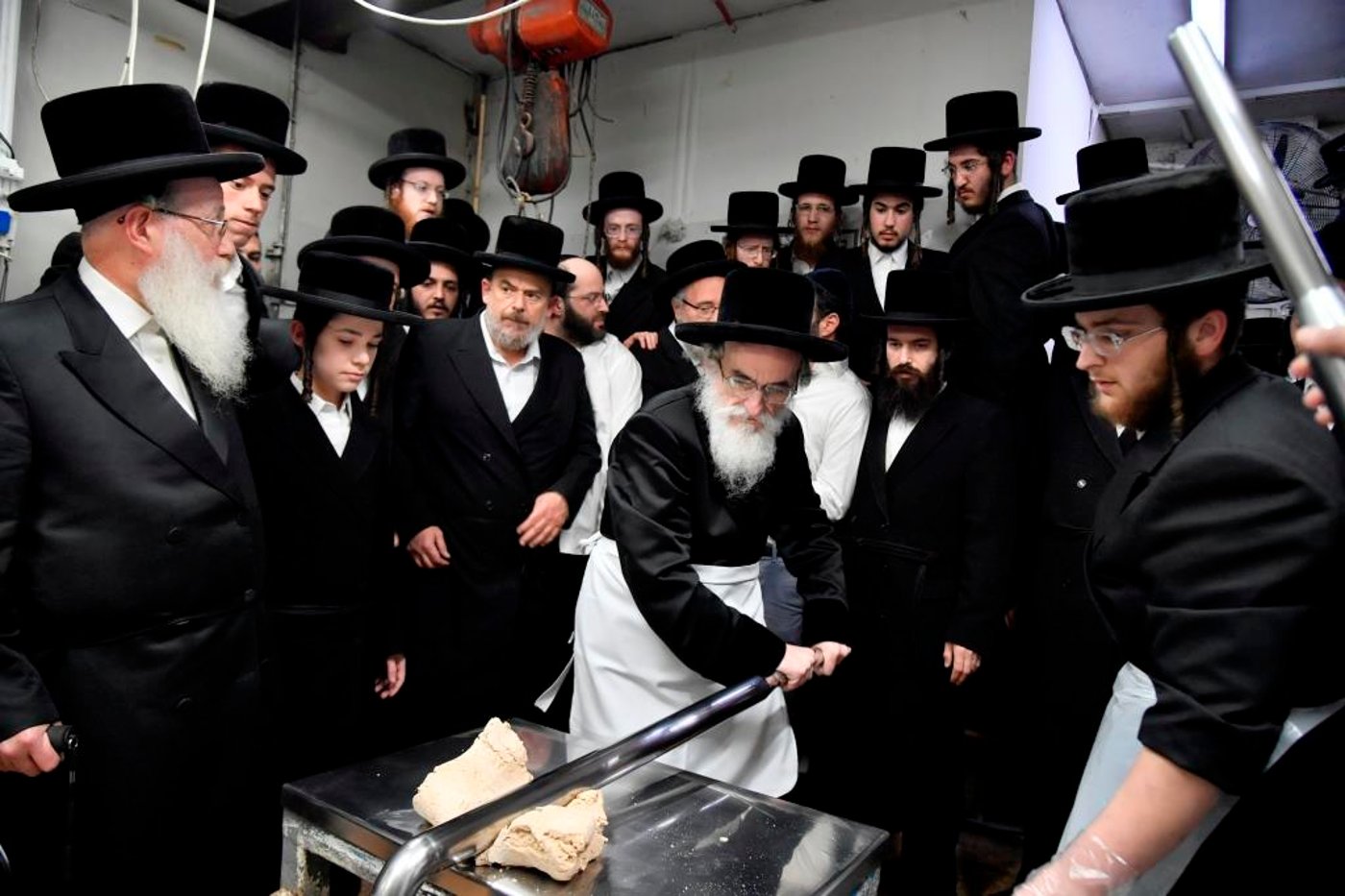 תיעוד: האדמו"ר מויז'ניץ באפיית מצות