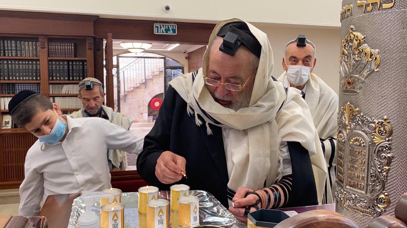 נרות ואשכבה; יום השואה בבית מדרשו של הראשל"צ הגר"ש עמאר