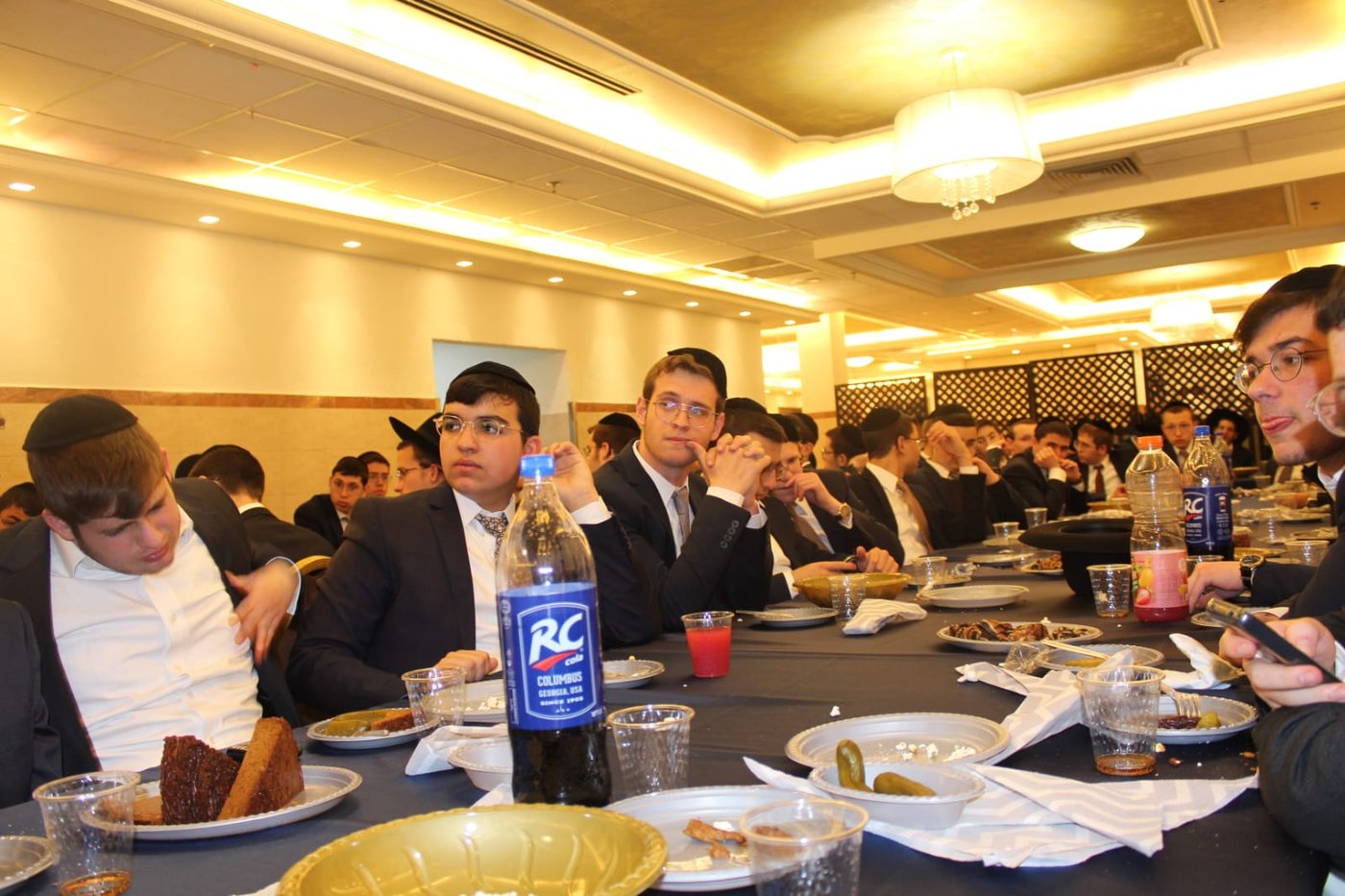 בחורים הוציאו ספר לע"נ חברם שנפטר; צפו