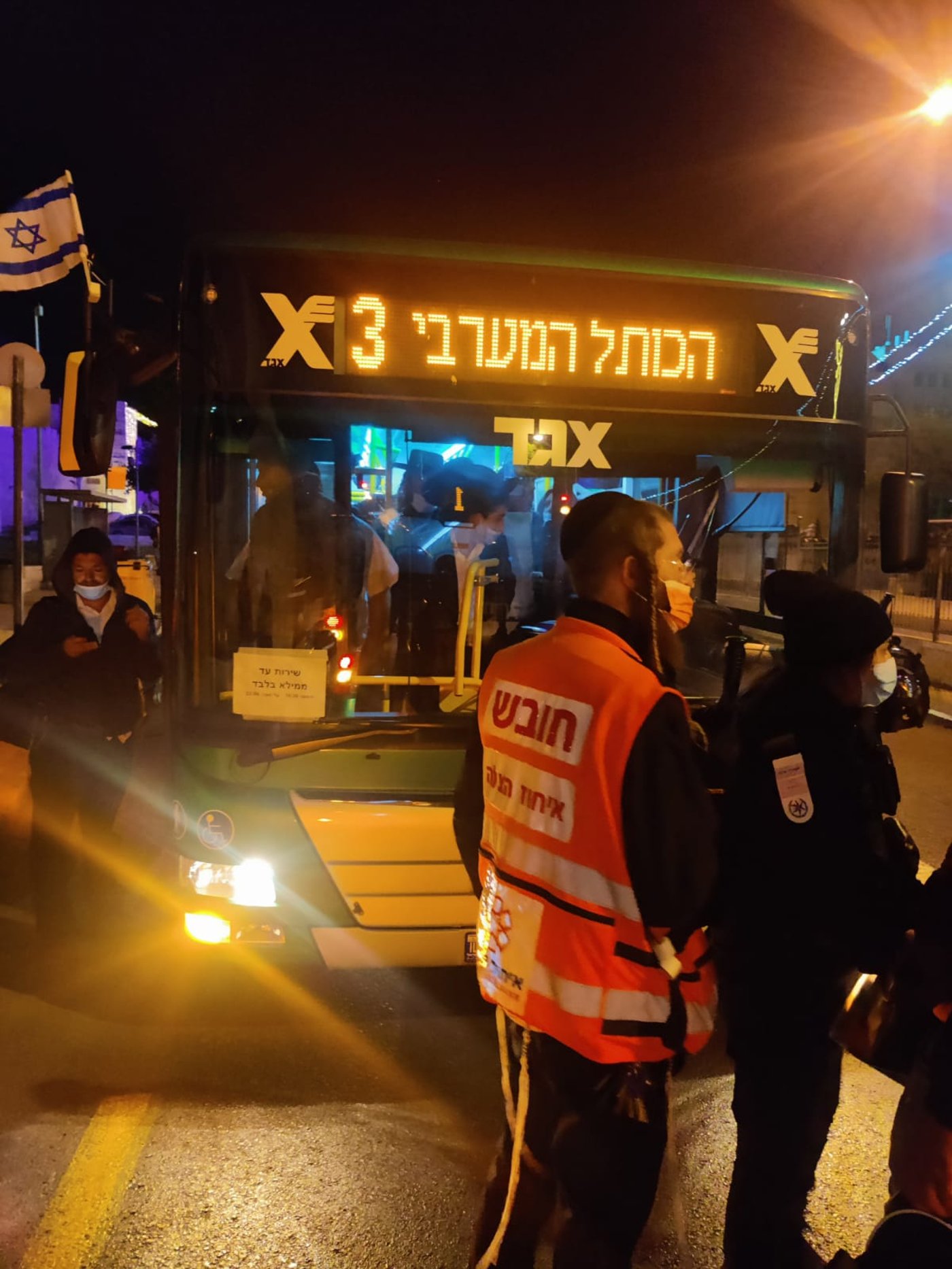בגלל ניתוק רמקול במסגד אל אקצא: ערבים השליכו סלעים על שוטרים ואזרחים