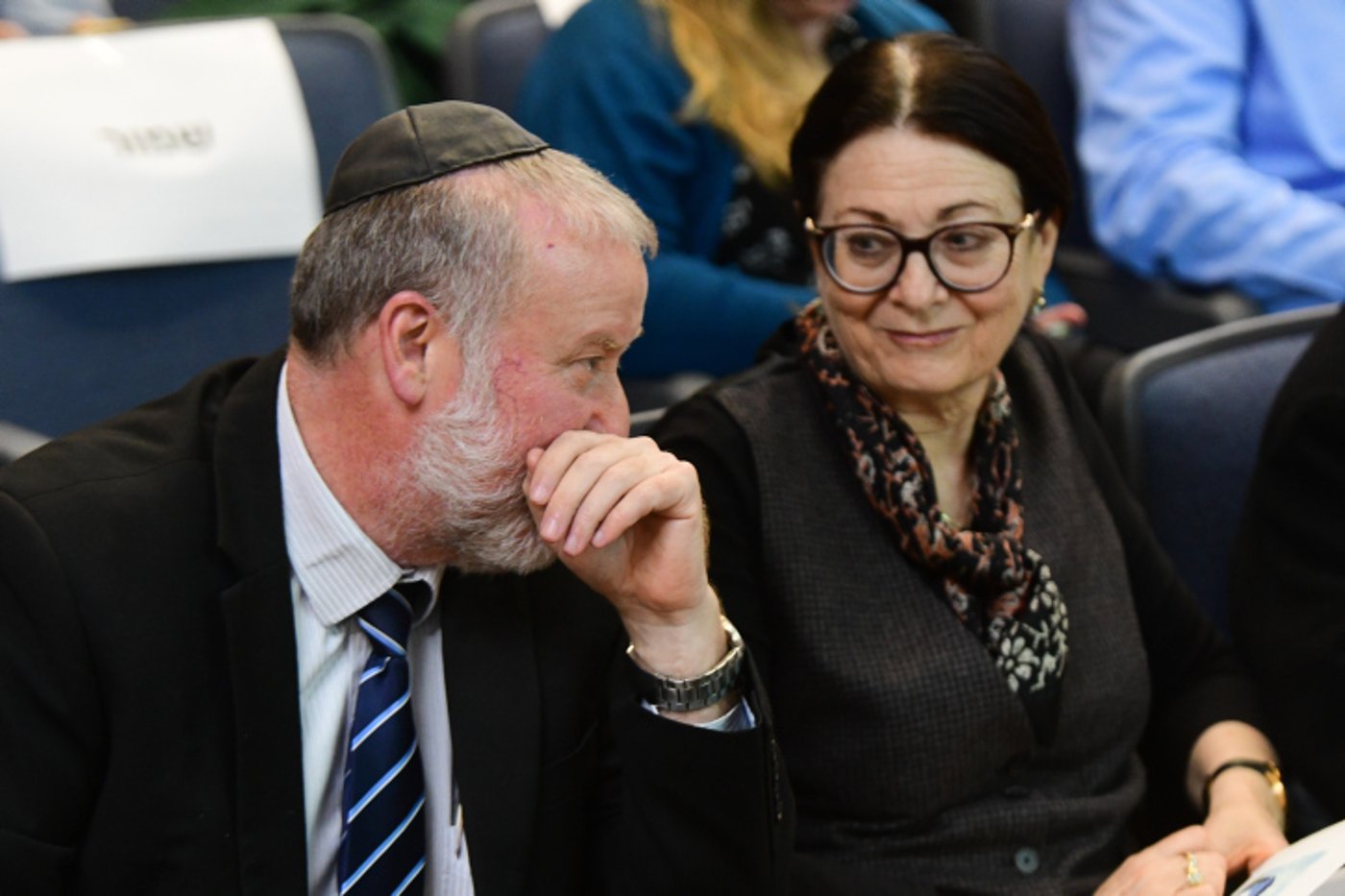 ארכיון. מנדלבליט עם אסתר חיות