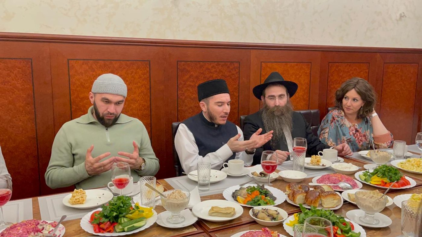 הרב החרדי אירח את המופתי לסעודת רמאדן בבית הכנסת