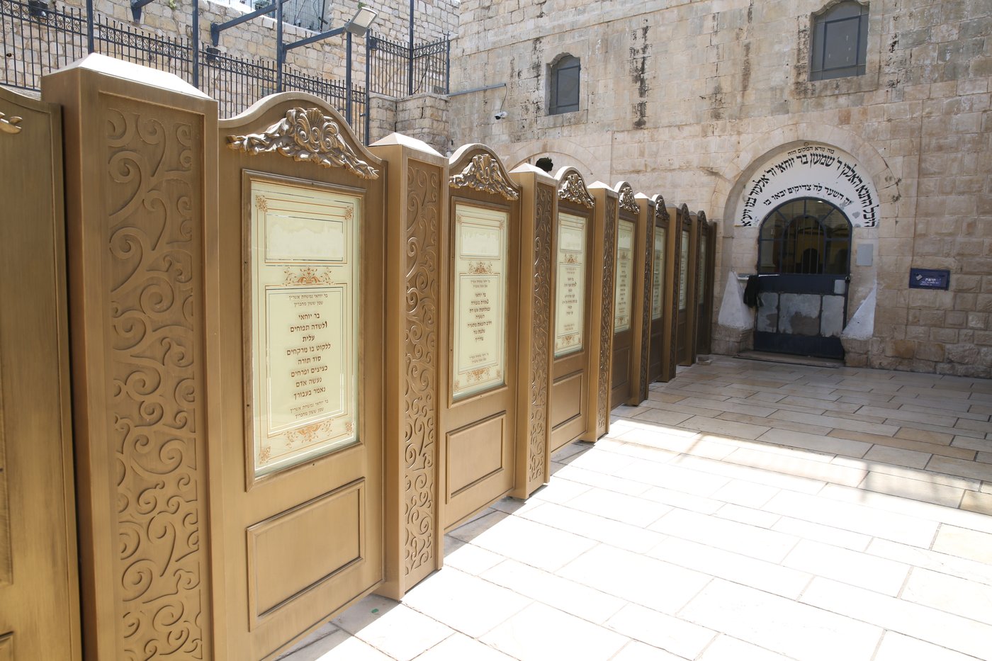 צפו: מחיצת הפרדה חדשה בחצר ציון הרשב"י