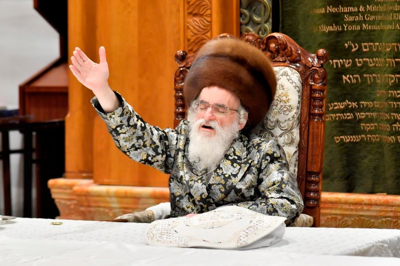 תיעוד; 'טיש' חסידי במערת המכפלה בחברון