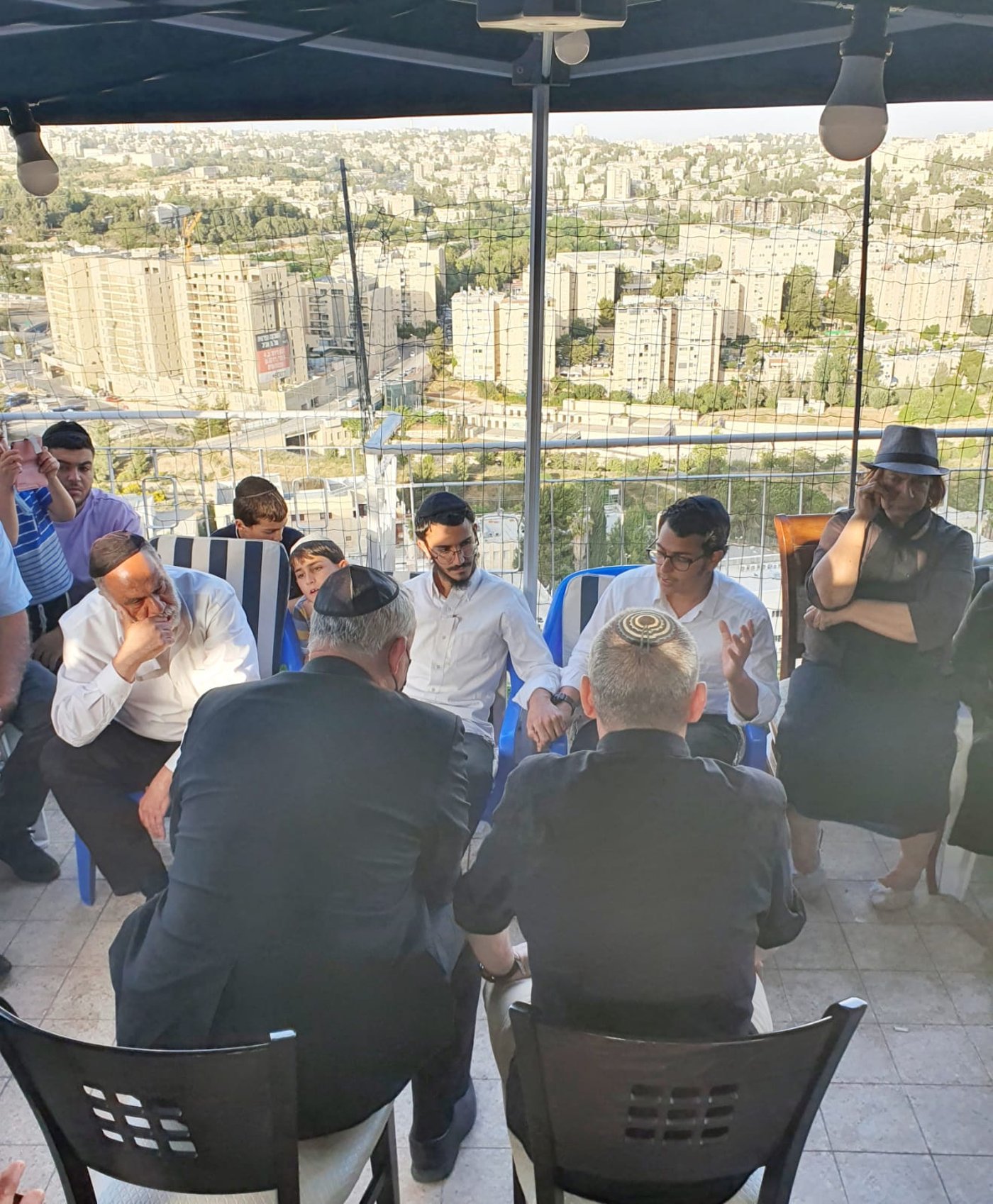בני גנץ הגיע לנחם; מדוע לא השתתף בהלוויה?