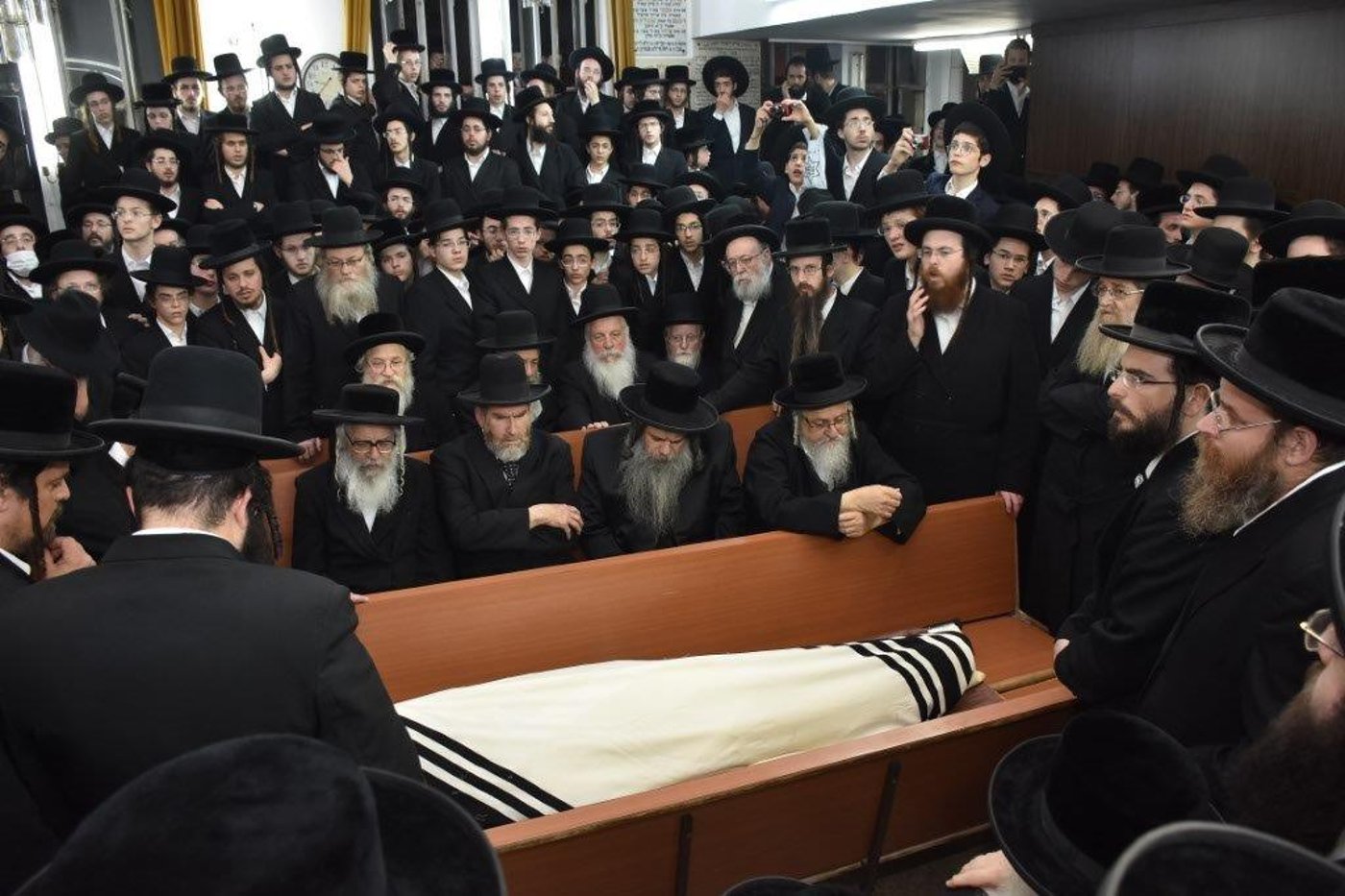 המונים בהלוויית הרבי הישיש מספינקא זצ"ל