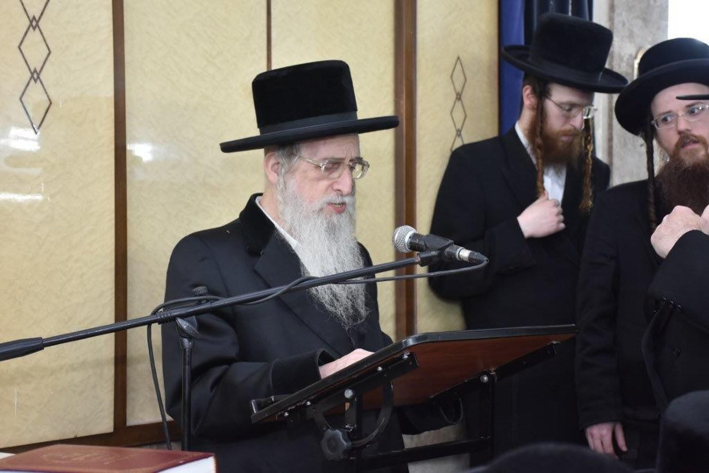 המונים בהלוויית הרבי הישיש מספינקא זצ"ל