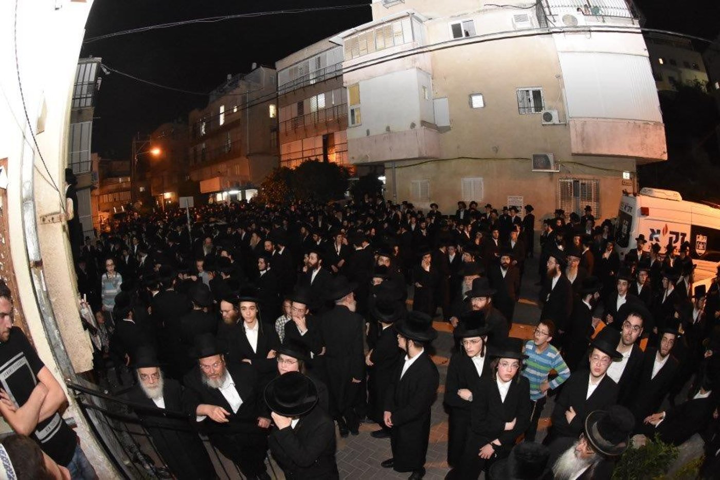 המונים בהלוויית הרבי הישיש מספינקא זצ"ל
