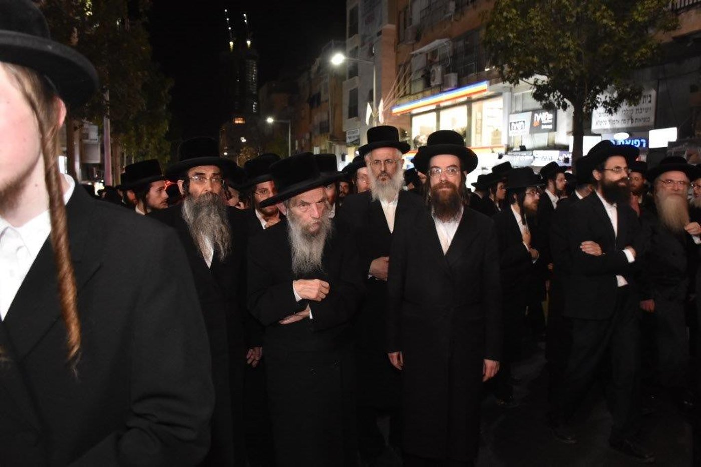 המונים בהלוויית הרבי הישיש מספינקא זצ"ל