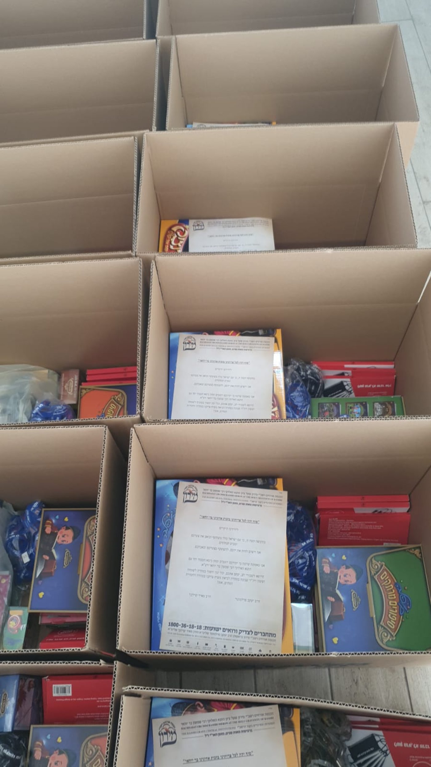 תיעוד: עשרות מארזים חולקו למשפחות מהאסון במירון