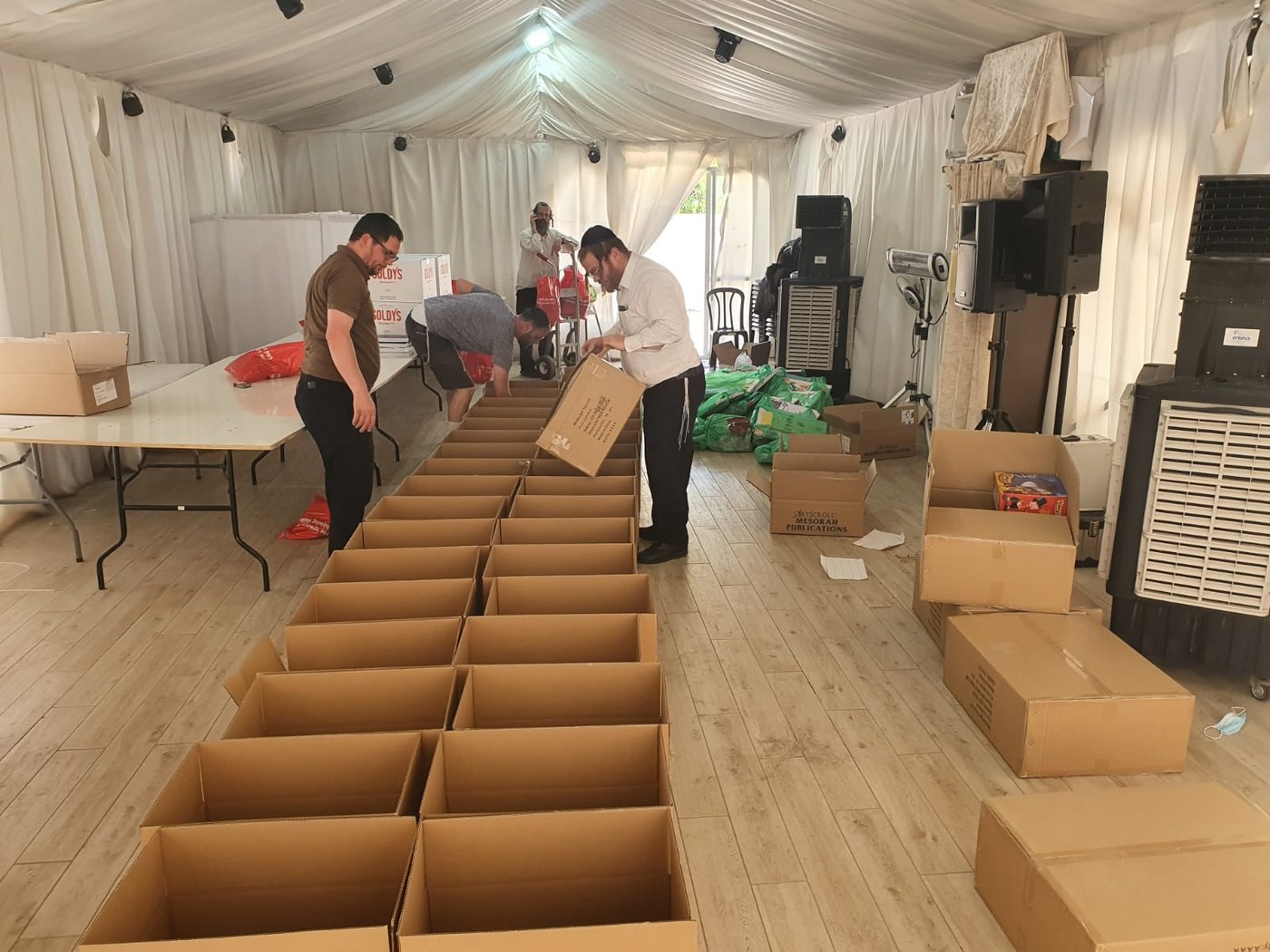 תיעוד: עשרות מארזים חולקו למשפחות מהאסון במירון