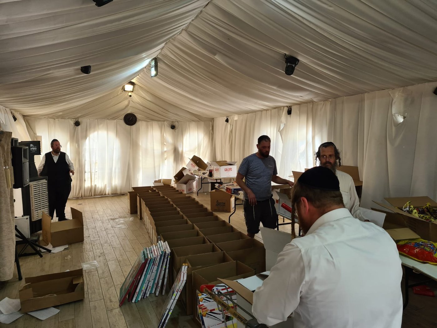 תיעוד: עשרות מארזים חולקו למשפחות מהאסון במירון