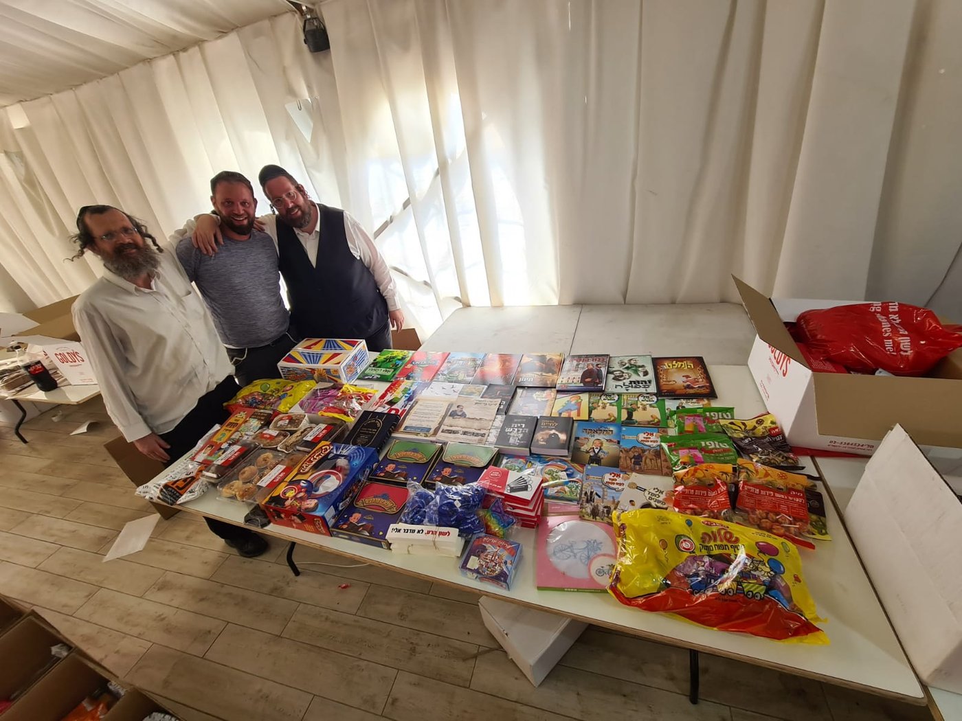 תיעוד: עשרות מארזים חולקו למשפחות מהאסון במירון