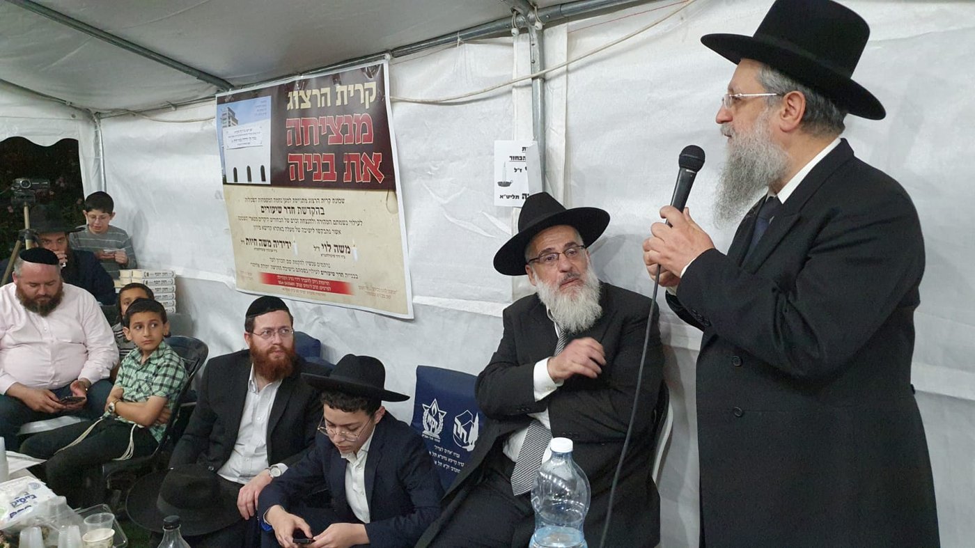 חבר המועצת בא לנחם ופרץ בבכי: "הכאב גדול, לא פשוט"