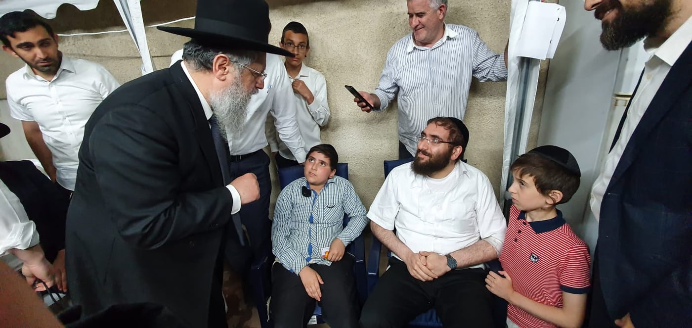 חבר המועצת בא לנחם ופרץ בבכי: "הכאב גדול, לא פשוט"