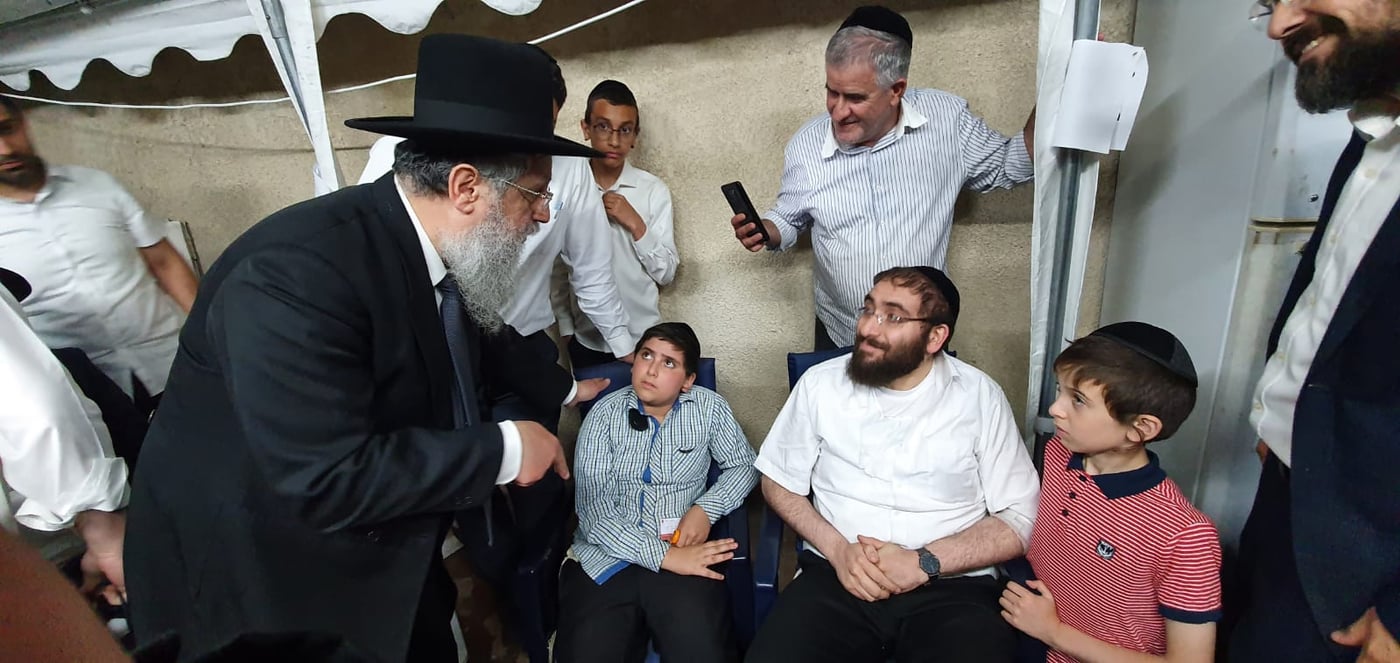 חבר המועצת בא לנחם ופרץ בבכי: "הכאב גדול, לא פשוט"