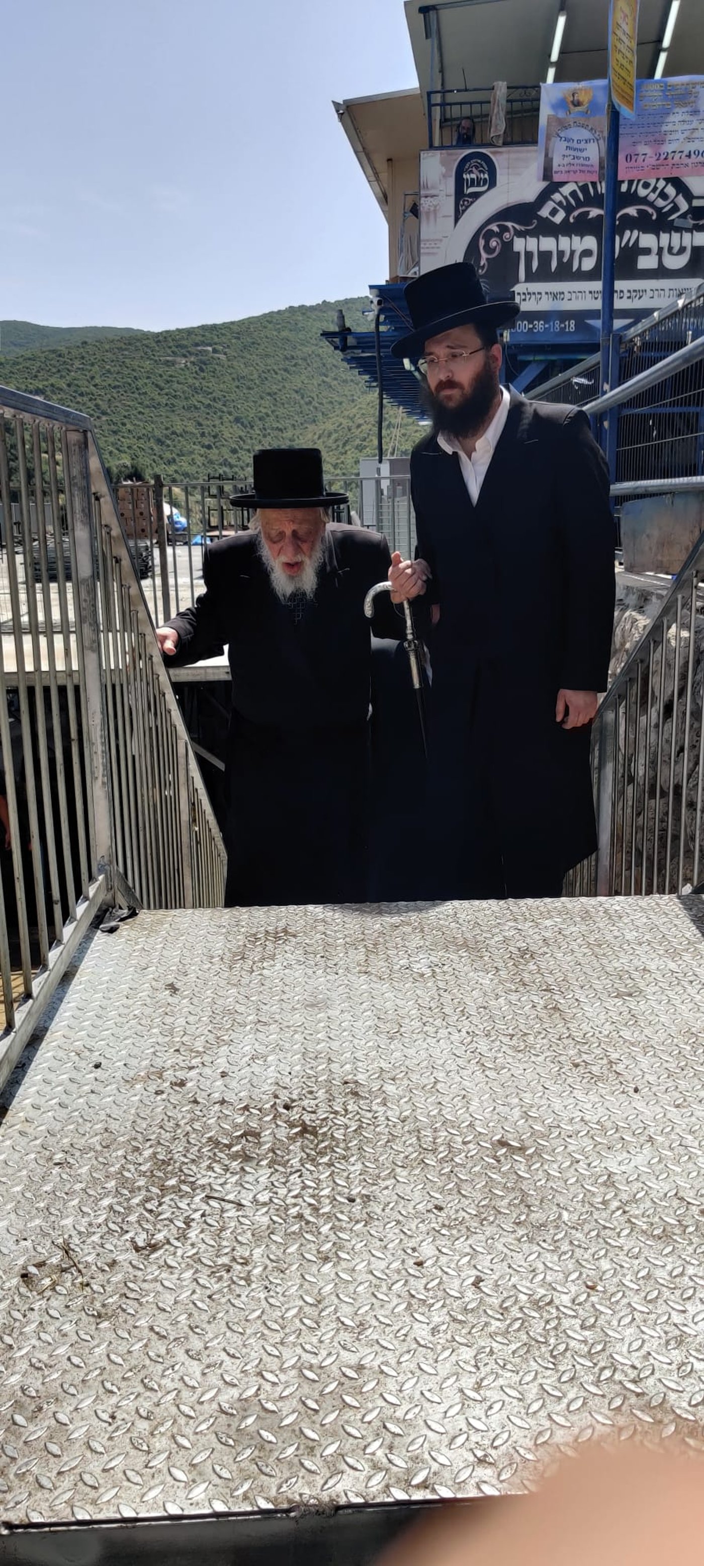הרבי מקאפיטשניץ עלה למירון וניחם את האבלים
