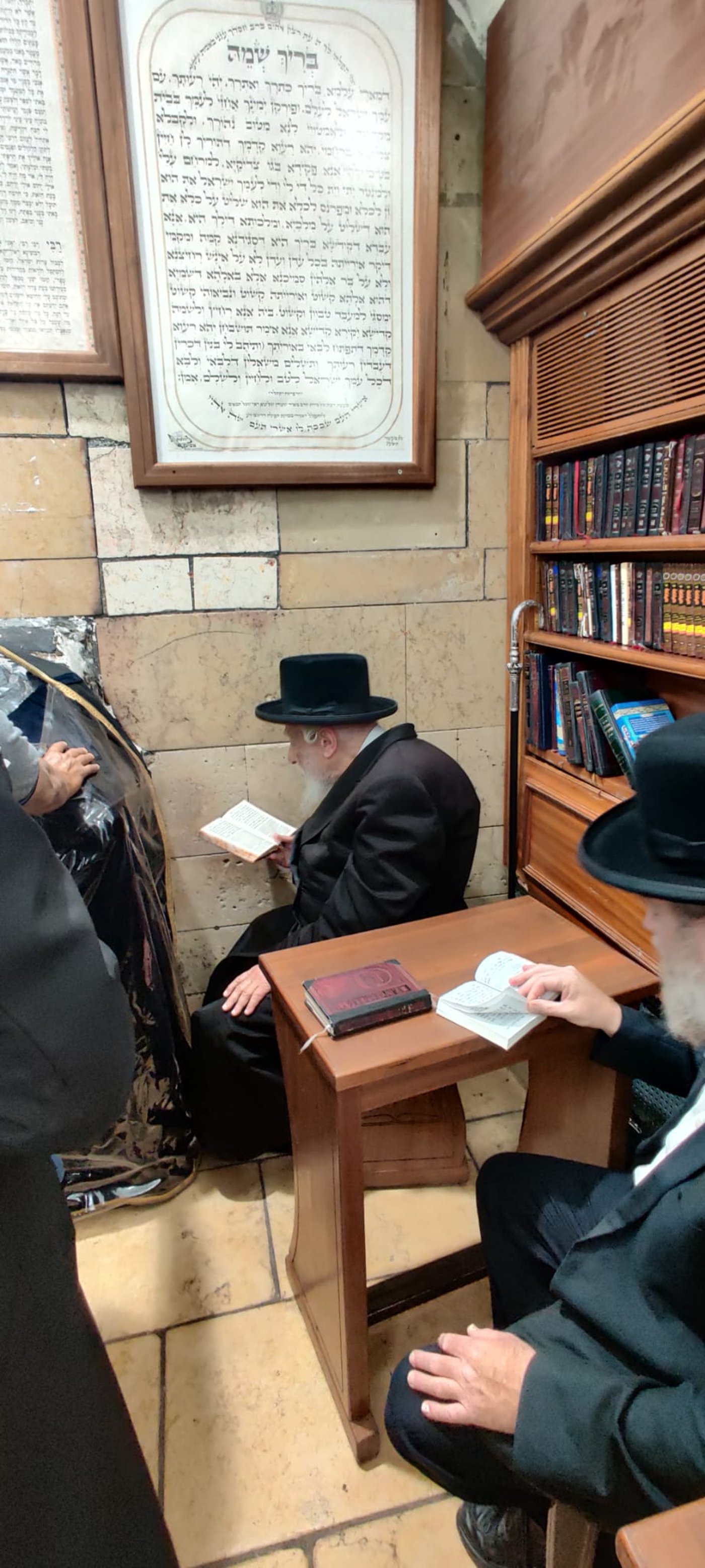 הרבי מקאפיטשניץ עלה למירון וניחם את האבלים