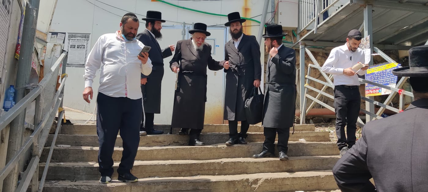 הרבי מקאפיטשניץ עלה למירון וניחם את האבלים