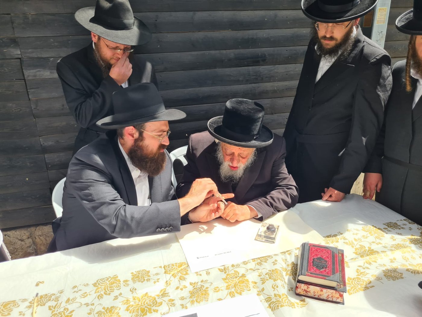 הרבי מקאפיטשניץ עלה למירון וניחם את האבלים
