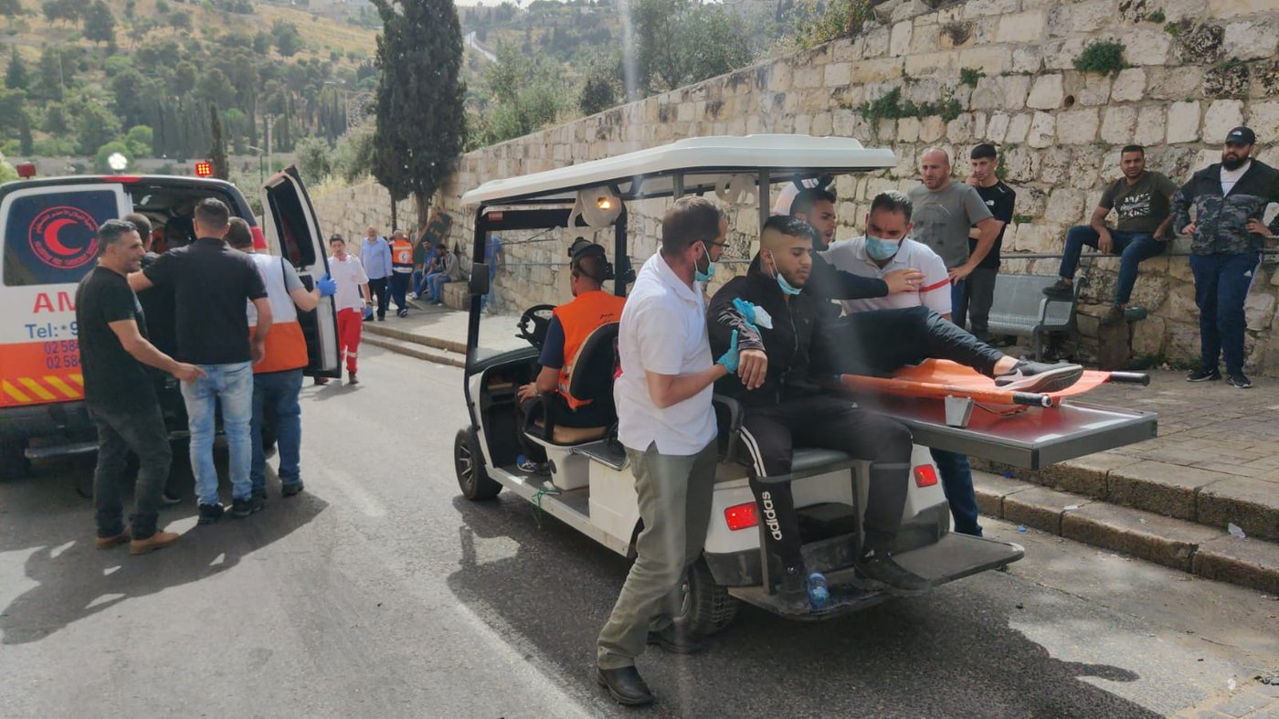 אבנים, זיקוקים ורימונים; מאות התפרעו בהר הבית • צפו