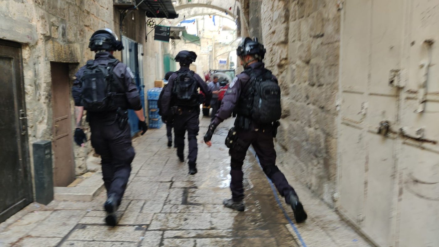 אבנים, זיקוקים ורימונים; מאות התפרעו בהר הבית • צפו