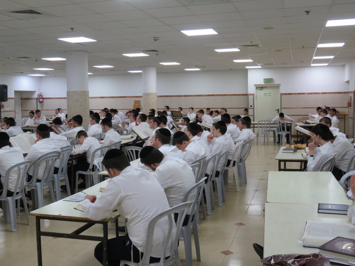 תיעוד: ה'שיעור כללי' הועבר לחדר האוכל
