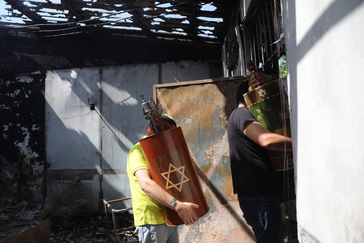 בית הכנסת נשרף וניזוק; ספרי התורה ניצלו