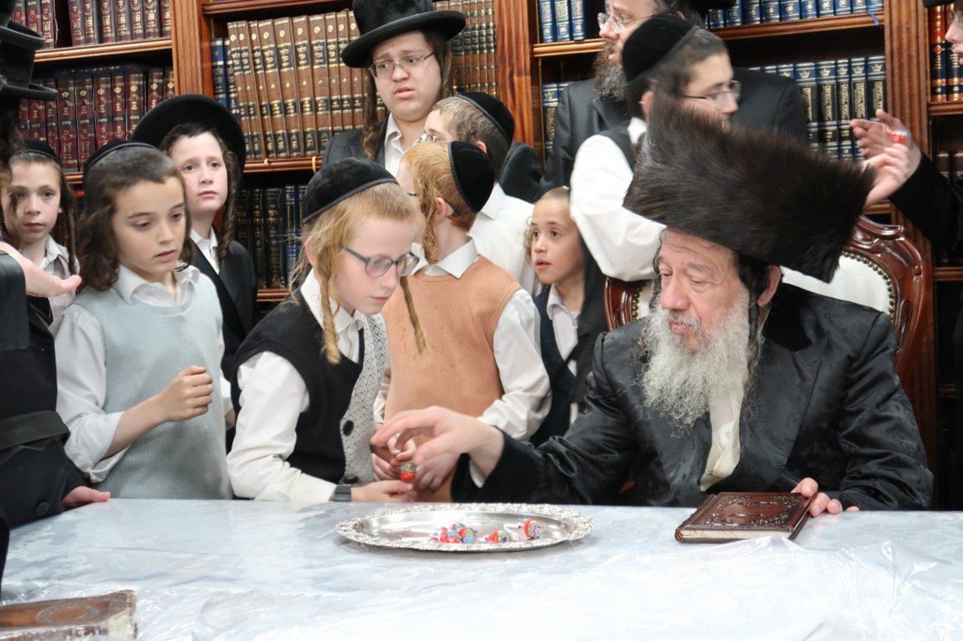 צפו: האדמו"ר מזוועהיל שבת בביתר עילית