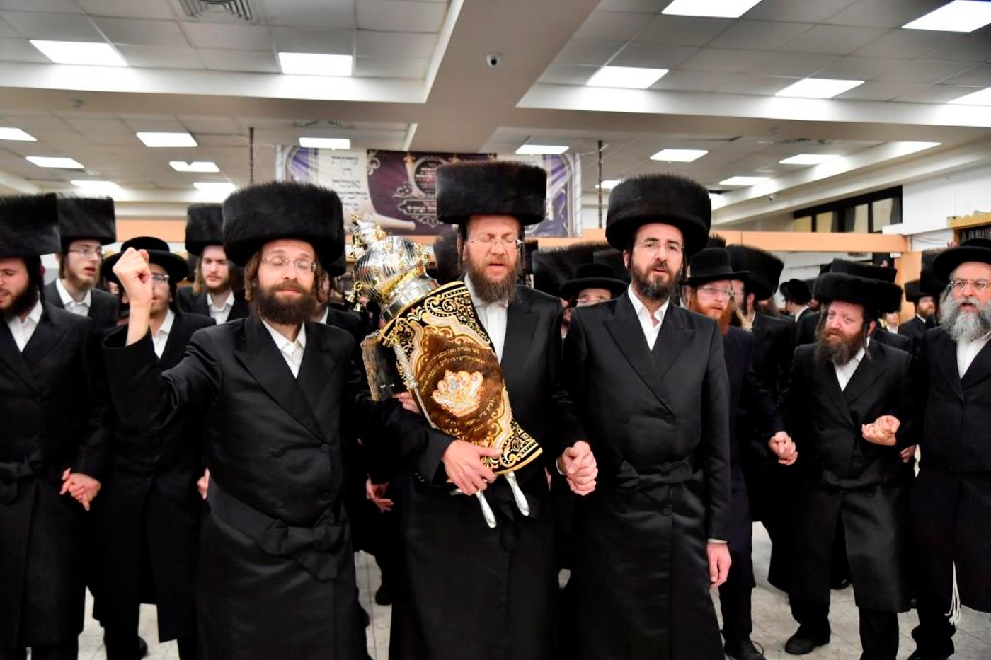 בערב החג: המונים בהכנסת ספר תורה לישיבת המתמידים
