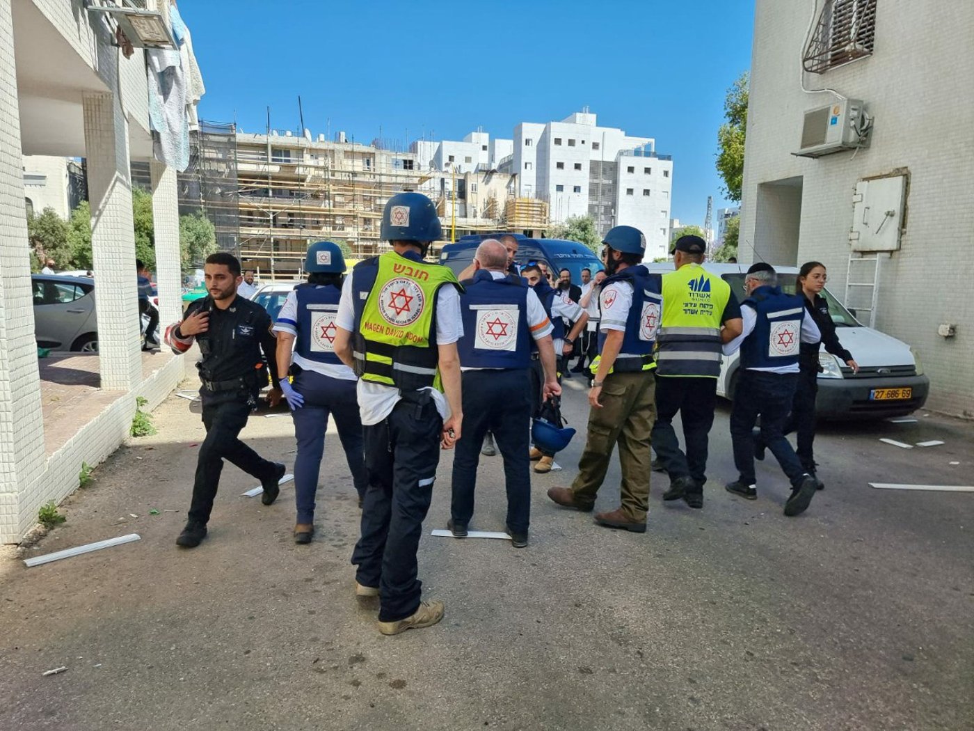 באמצע סריקת זירה בה נפלה רקטה - אזעקה; צפו בהימלטות
