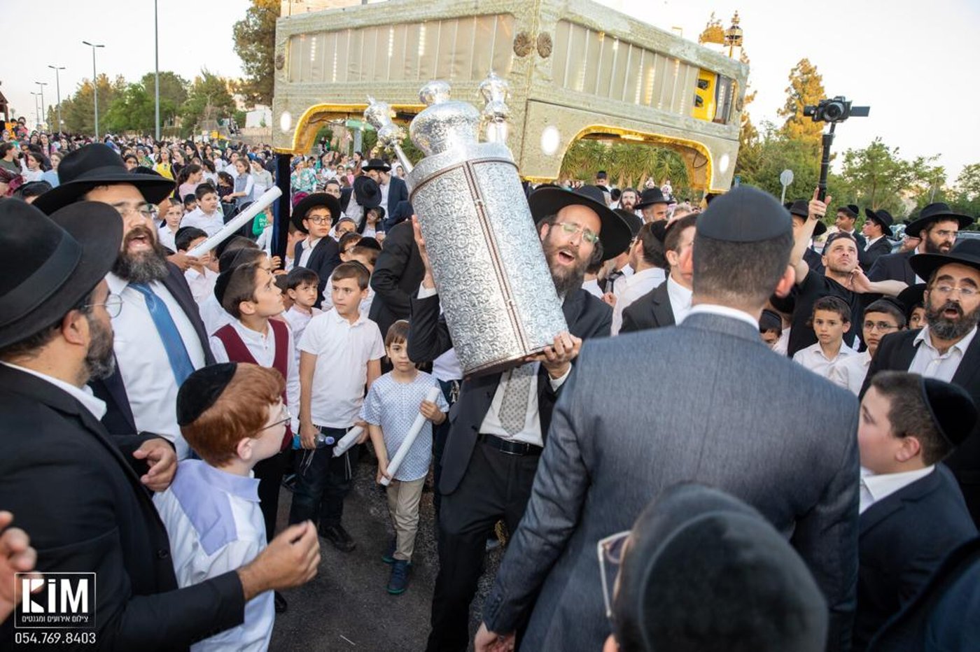 ספר תורה הוכנס לזכר הנער אביתר אזרזר ז"ל